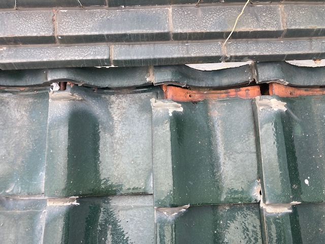 大きくずれた瓦